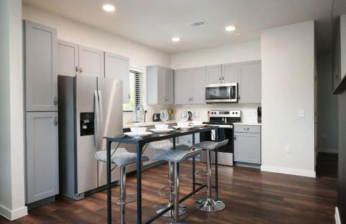 2BR Escape w Parking&Pool, Near Rvrwlk & Conv Ctr - Foto 57
