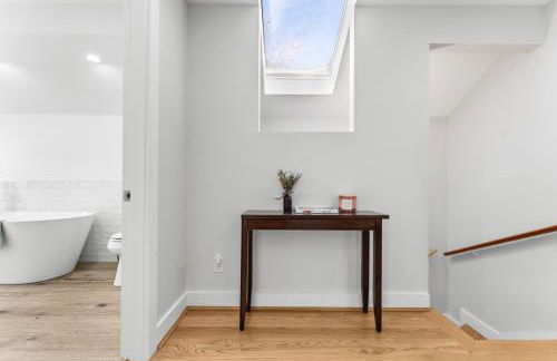 Family Getaway Walkable to Town - Foto 33