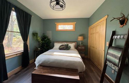 Luxe Modern Cabin with Pond, Fire Pit, Hiking, near Bethel Woods - Foto 26