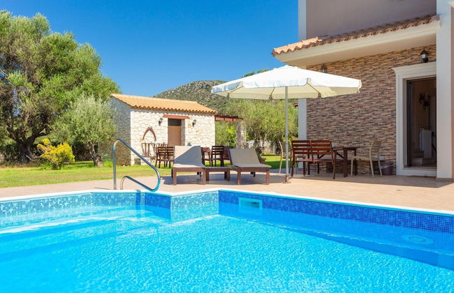 Villa Eufrosini Large Private Pool Walk to Beach Sea Views A C Wifi Car Not Required - 2301 - Foto 11