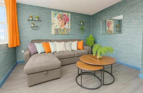 Free Parking and Garden 3 Bedroom Sleeps 8 guests - Photo 1