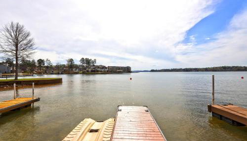 Lakefront Stillwaters Villa with Deck and Private Dock - Foto 2