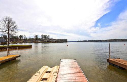 Lakefront Stillwaters Villa with Deck and Private Dock - Foto 2