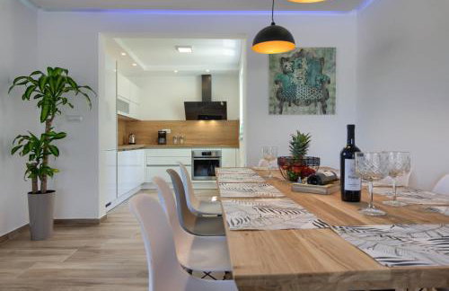 Luxury Villa with extra heated pool with hydromassage, biliard near town center and beach by WiiBuk - Foto 23