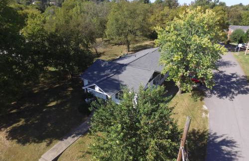 Charming 3-Bed, 1,5 Bath Home - Entire Space Just for You! - Photo 6