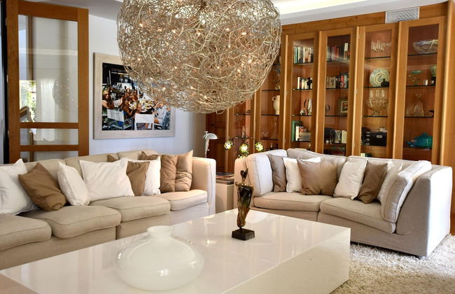 Luxury Villa With Private Pool - Photo 13