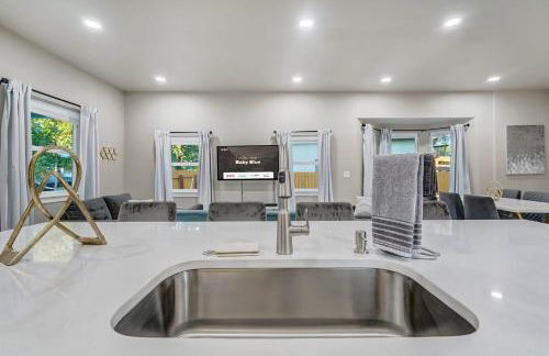 Baby Blue - Hot Tub Easy Access to Top Locations - Foto 15