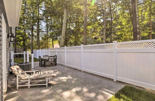 Sun-Dappled Retreat - Walk to Wickaboag Lake! - Foto 32