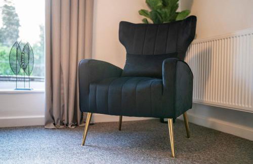 Cosy 3-Bed House With Parking, 5 Mins to QE & Uni - Photo 45