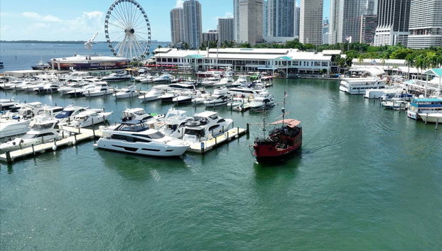 Paseo en barco pirata por las Casas de los Famosos - Foto 4, Surcando las aguas del puerto de Miami