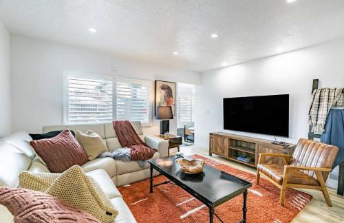 Modern Rustic Stay with Hot Tub near Downtown - Foto 8