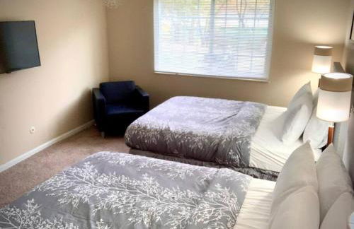 The House Hotels - 4 Beds, huge yard, secluded, and central! - Foto 37