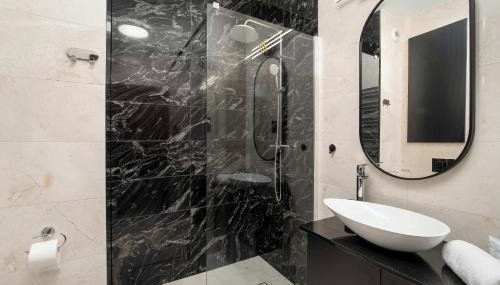 Black and Yellow Apartment in Rzeszów Close to the River with Air Conditioned Living Room by Noclegi Renters - Foto 4, towels, Shower