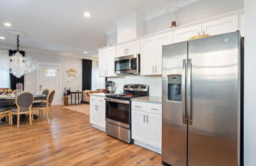 4BR Themed Stay Suite Near NC State Downtown Sleeps 10 - Foto 9