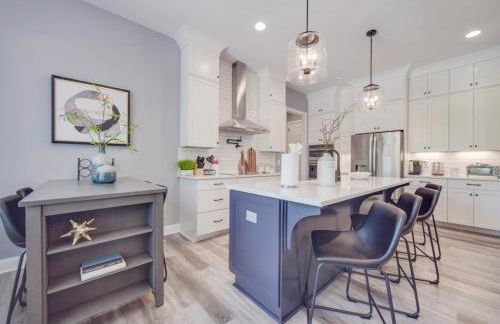 5BR Farmhouse Lake Retreat Pool Hot Tub Theater - Foto 60