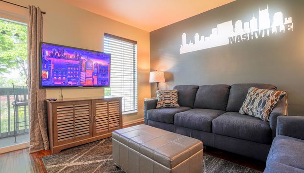 Vibrant Riverfront 2BD with a Pool - Foto 2, Imagen principal