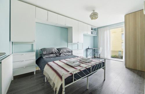 Steps from Train Station - Modern 2-Bedroom with Balcony & Cambridge Amenities, Family Friendly - Foto 18