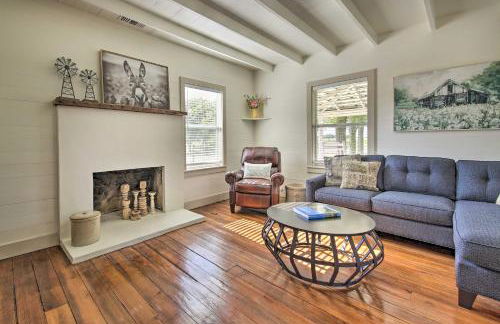 Peaceful Schulenburg Farmhouse with Fire Pit and Games - Foto 1