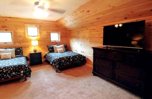 Water's Edge, Covered Porch, Deep Creek as your Backyard Haven, Hot Tub, Pool Table, Fire Pit, Close to Town & Entrance to National Park - Foto 33