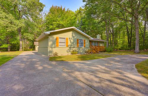 Houghton Lake Cottage Escape with Patio! - Foto 34