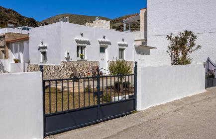 Salty Beach Cottage, 20m from Kini Beach - Foto 8