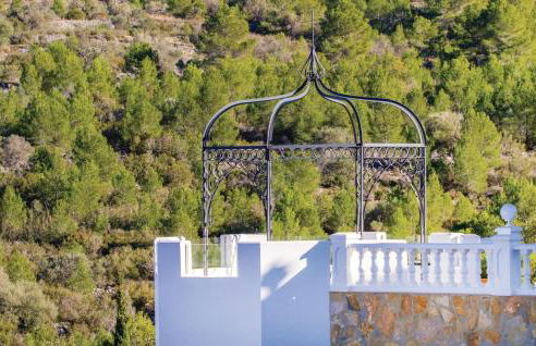 Three-Bedroom Apartment In Trullent - Photo 9