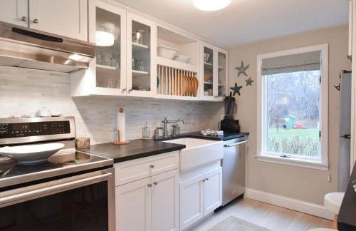 Less Than 1 Mile to Beach with Custom Fire Pit - Foto 8