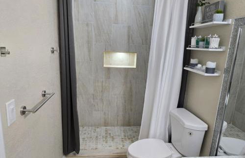 This luxury basement is the perfect getaway - Foto 10