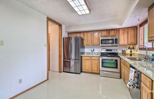 Bryan Home with Deck and Yard about 4 Mi to Texas A and M! - Photo 7