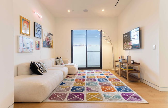 Luxe Weho Villa, Walk to Melrose Ave, Pool + Hot Tub North Vista by Avantstay - Photo 24