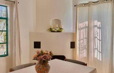 3 bed 2 bath Hacienda near Downtown and NMSU. - Photo 3