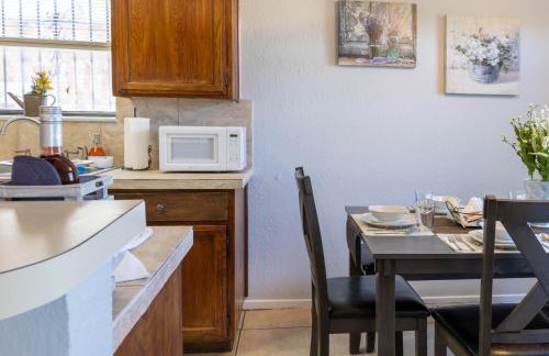 Congeniality and Comfort. All the essentials with class, 2 nights? 2 weeks? Stay, relax, work, or go out for fun. - Foto 12