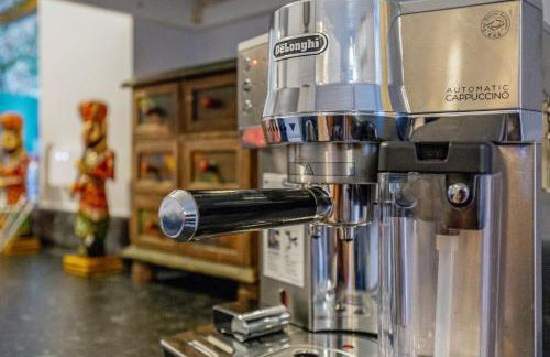 Upscale 3 Bedroom 3 Bathroom Detached House - Central Location - Free Driveway Parking, 75'' Smart TV, Fast WiFi and Snug Room by Yoko Property - Foto 7