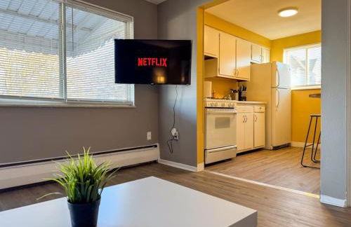 Sleeps 8 2 Full Apartments 5 Beds Parking plus WIFI - Foto 6