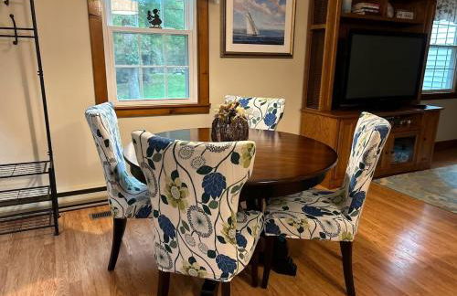 Cozy Bungalow Just Minutes from Mystic, Westerly Beaches, Boating and Casinos! bungalow - Foto 13