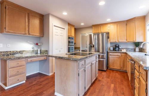 Spacious & Serene 6-Br Family Retreat in Kirkland - Photo 26