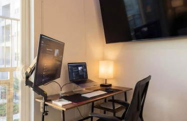 Gorgeous Luxury Lake View Suite | Gym & Pool - Foto 8