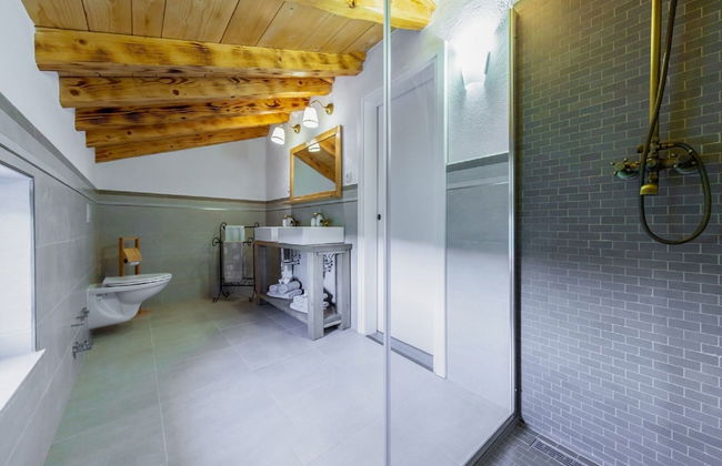 Gorgeous Villa With Private Swimming Pool and Covered Terrace - Photo 10