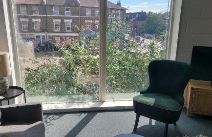 Sunny and spacious studio near the station - Photo 1