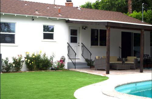 Cozy 3BR Home With Pool, Yard, Garage, and 80 inch TV! - Foto 46