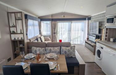 Pet friendly Holiday Home located at 5 Star award winning Shorefield Country Park - within walking distance to Milford on sea Beach - Photo 1