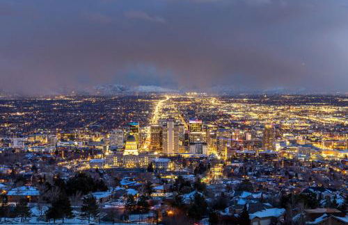 Relaxed Hillside Retreat with Hot Tub and Skyline Views - Foto 47