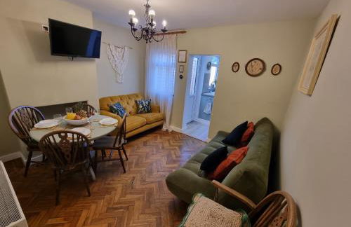 Cute Cottage in Egham Heathrow- 7 Guests 3 bedrooms - Foto 16