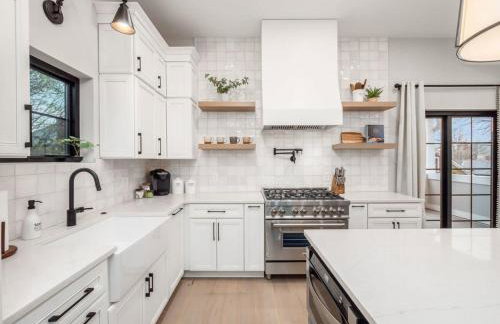 Chateau in the Village - Brand New 3BD 5BA - Foto 21