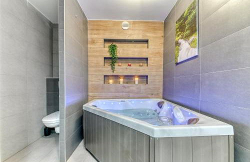 GuestReady - Chic Stay with Jacuzzi and Parking - Photo 22