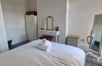 Restful Harbourside Apartment with Garden - Foto 2