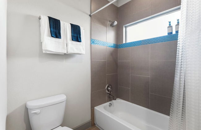 Chic & Homey 3BR Close to Downtown - Photo 17