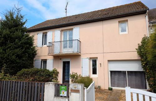 Maison cosy à Sully-sur-Loire, 5 chambres, terrasse, parking, draps et chauffage inclus - FR-1-590-220 - Photo 1