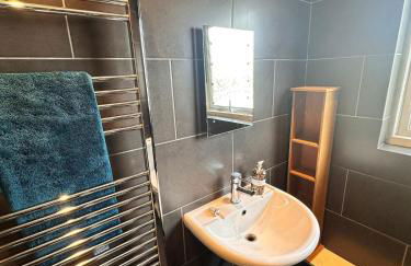 2BR House Free Parking Easy City Access - Foto 6