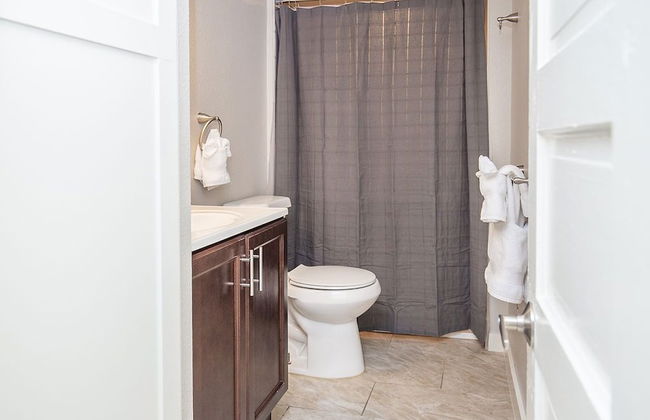 Cozy Retreat | Walk to Unc | Free Cruiser Bikes - Foto 14